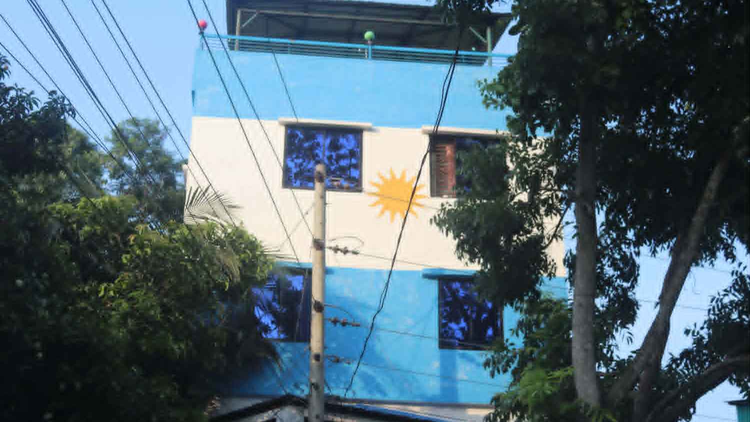 নবাবগঞ্জে আর্জেন্টিনার পতাকার আদলে ঘর রাঙালেন প্রবাসী বাতেন ভূঁইয়া