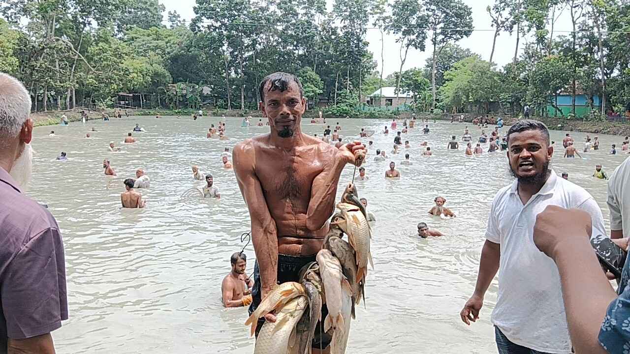 কুমিল্লায় পলো দিয়ে মাছ ধরার উৎসব