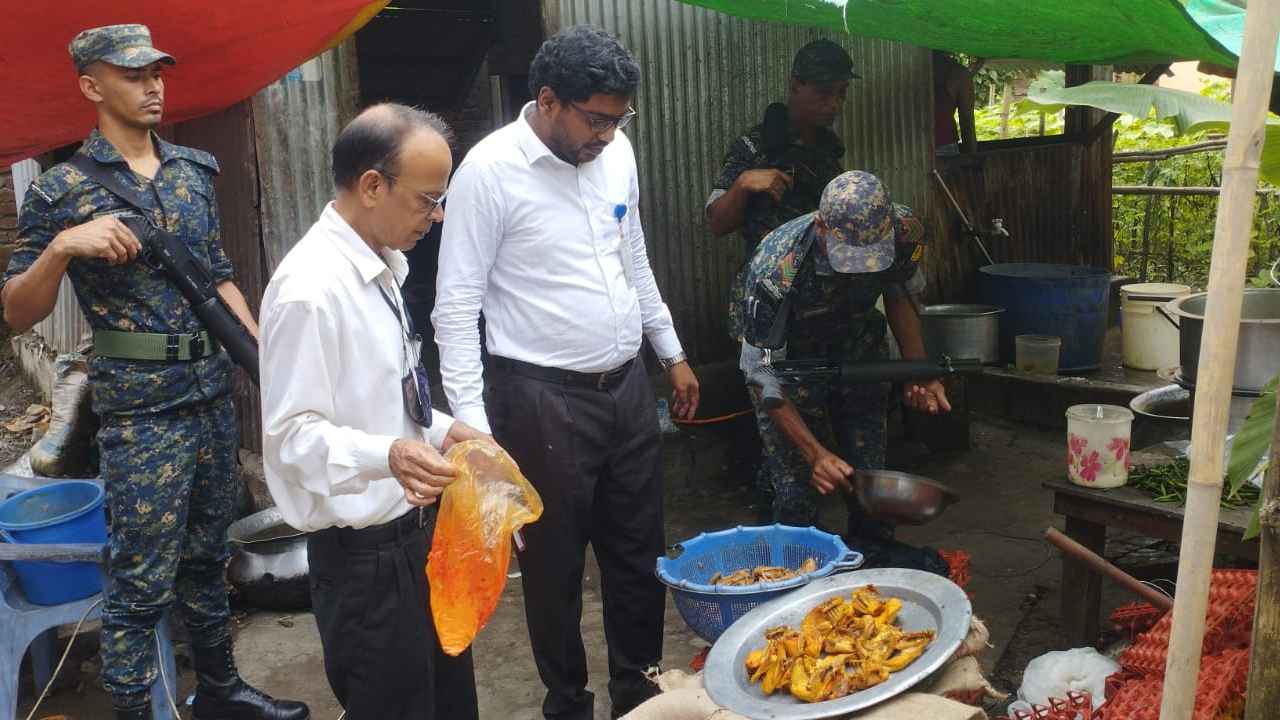 অস্বাস্থ্যকর পরিবেশে মোরগ পোলাও, তেহারি তৈরি, ১৫ হাজার টাকা জরিমানা