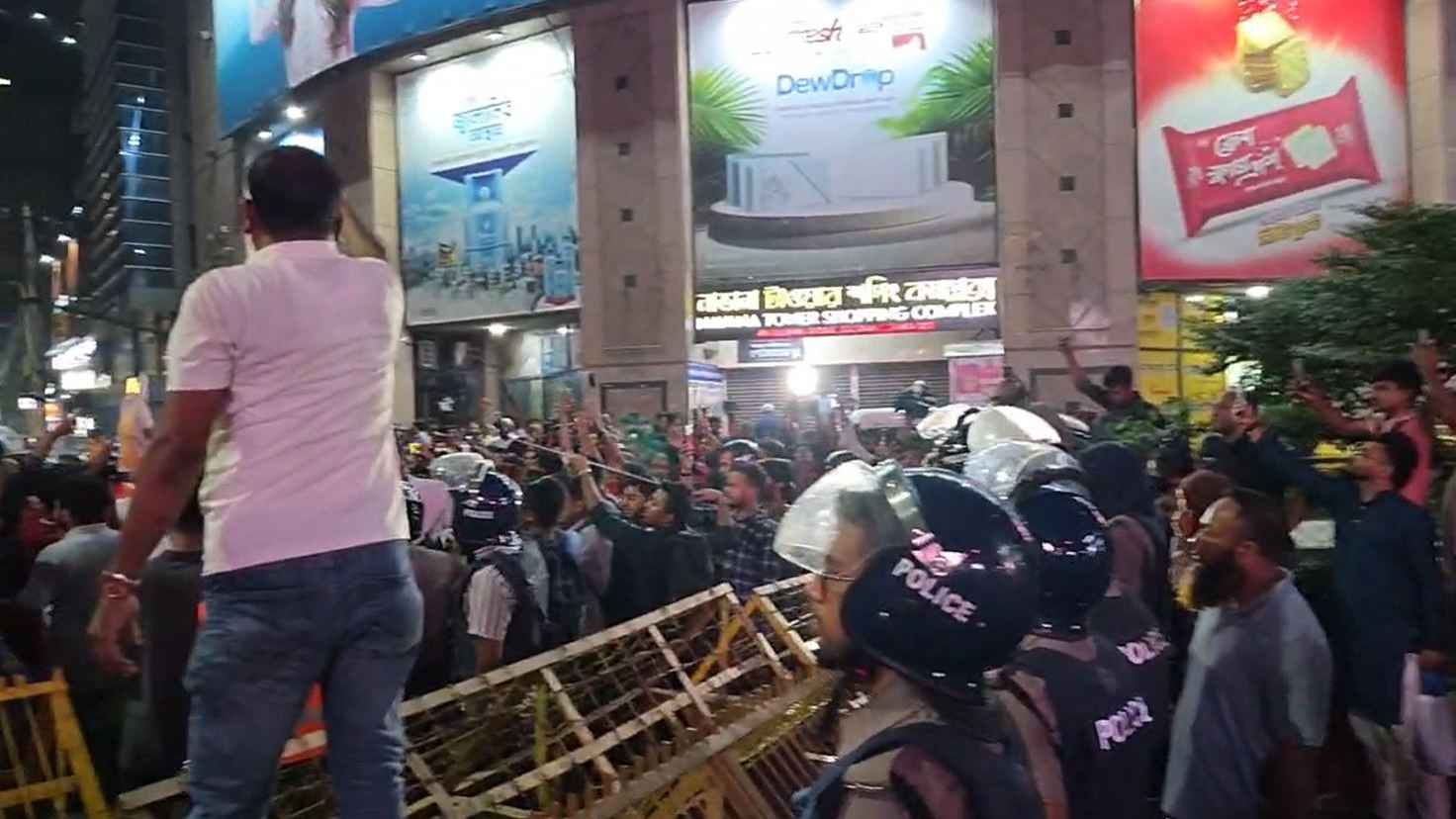 ভারতীয় দূতাবাস অভিমুখে মশাল মিছিল, পুলিশের ব্যারিকেড