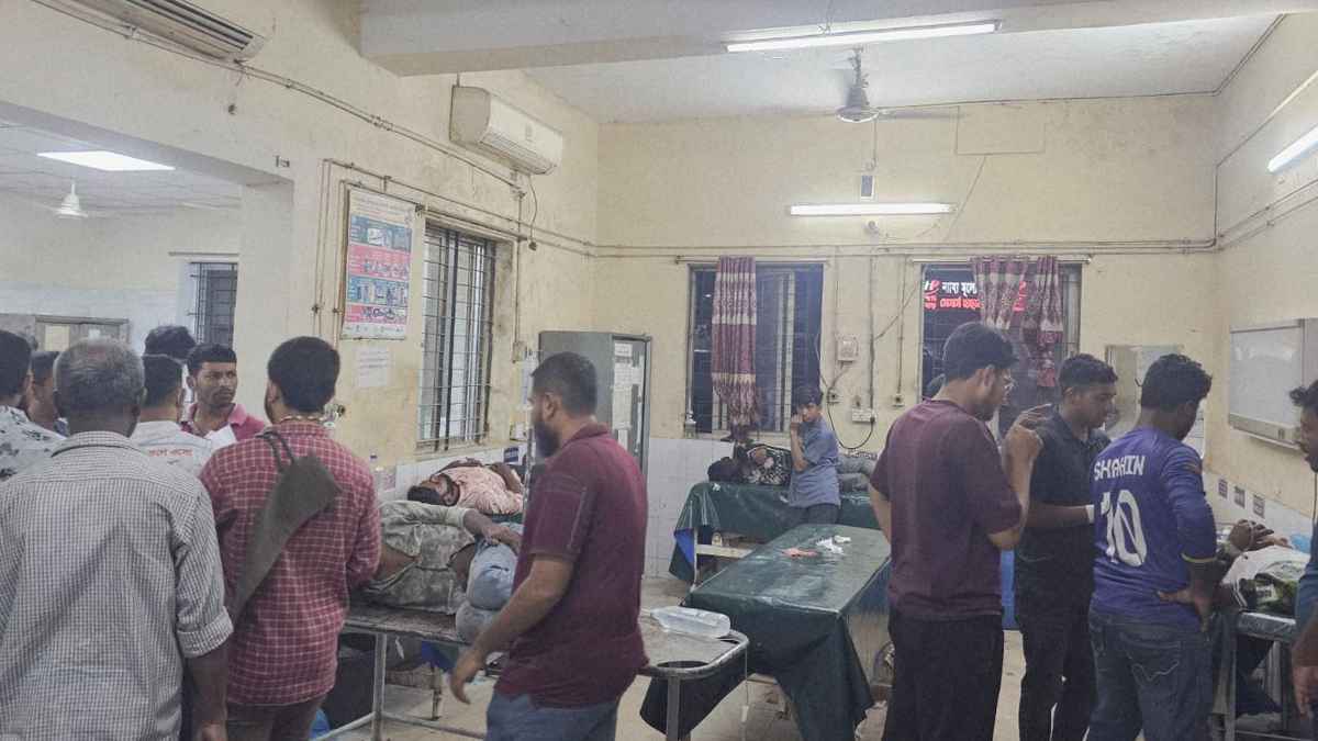 ফেনীতে কাভার্ডভ্যান চাপায় প্রাণ গেল ২ জনের