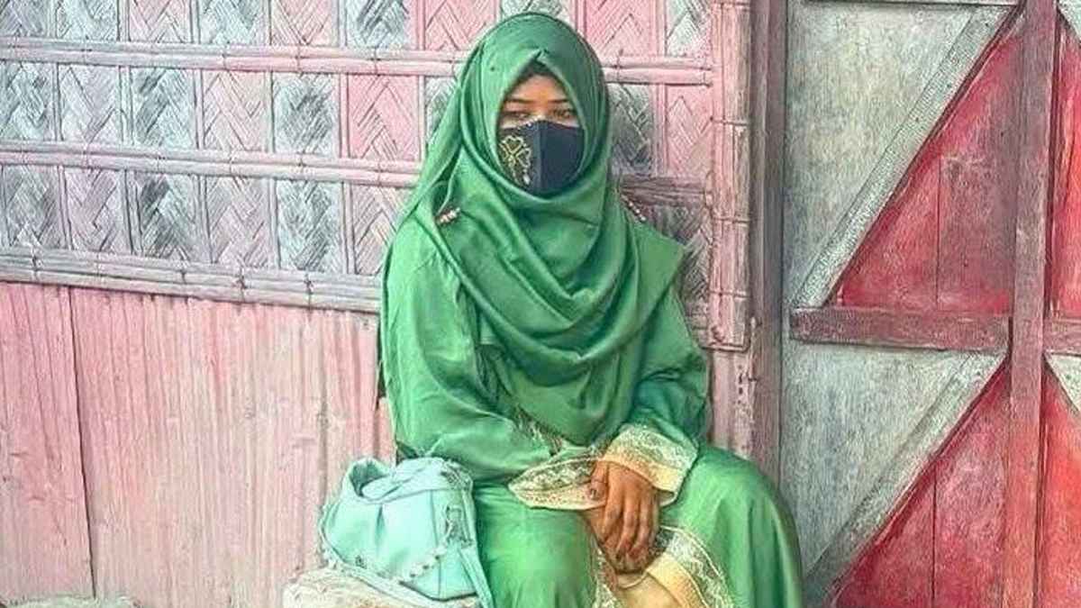 ফেসবুকে প্রেম, বিয়ের দাবিতে প্রবাসীর বাড়িতে তরুণীর অবস্থান