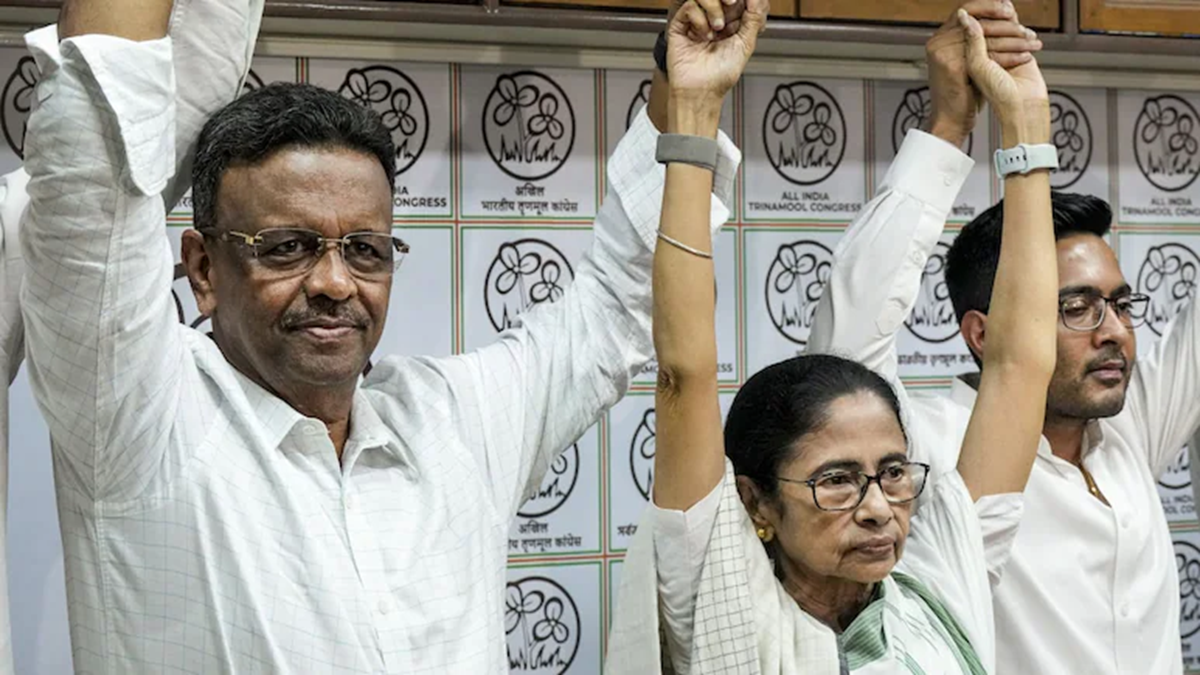 কলকাতার মেয়রের পদ ছাড়লেন মমতা-ঘনিষ্ঠ ফিরহাদ হাকিম