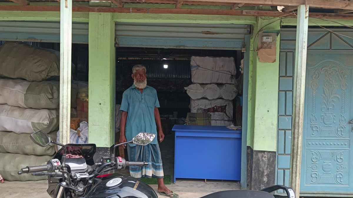 গাইবান্ধায় দোকানের টিন কেটে ৫ টাকা চুরির অভিযোগ 