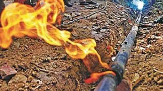 গ্যাস লাইনের লিকেজের সামনে ধূমপান, ৩ যুবক দগ্ধ