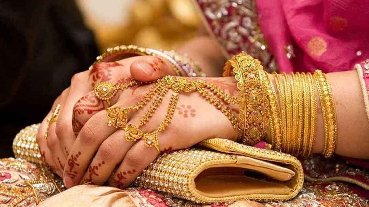 টানা পতনের পর দেশে স্বর্ণের দামে বড় লাফ