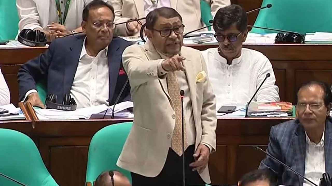 অস্ত্র নয় যন্ত্রপাতি, স্বাস্থ্যমন্ত্রীর বক্তব্যে সংসদে হাস্যরস