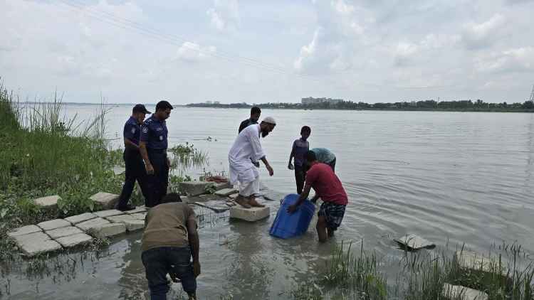দুমকিতে ৪৩ ড্রাম অবৈধ চিংড়ির রেনু জব্দ