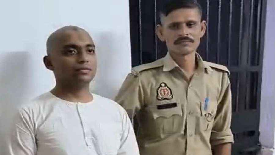 দুধে মাদক মিশিয়ে তরুণীদের ধর্ষণ করতেন ‘আইআইটি বাবা’! 