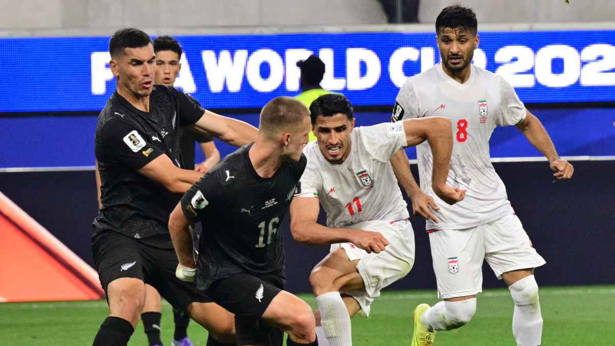 রোমাঞ্চকর লড়াইয়ে পয়েন্ট ভাগাভাগি, ২-২ গোলে ড্র ইরান-নিউজিল্যান্ড ম্যাচ
