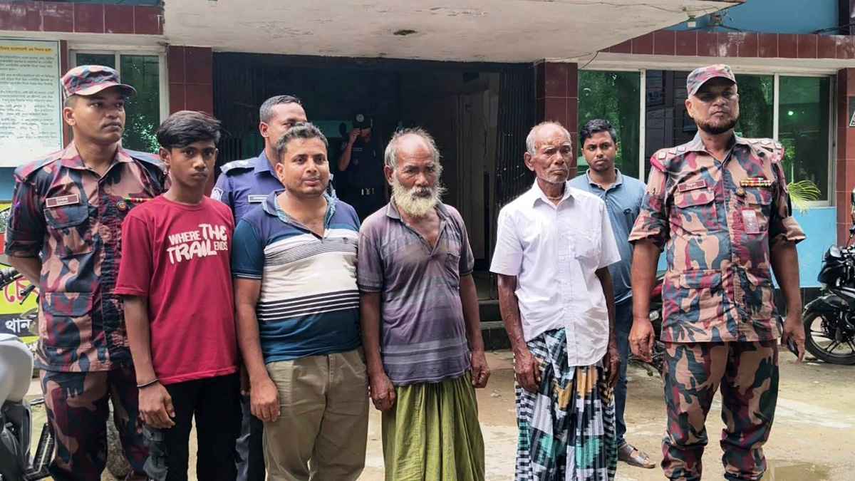 শূন্যরেখায় আটকে থাকা ষষ্টি চন্দ্র বর্মনকে চিনতে পেরেছে পরিবার