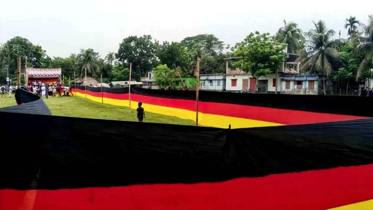 এবার সাড়ে সাত কিলোমিটার জার্মান পতাকা তৈরি করলেন মাগুরার আমজাদ