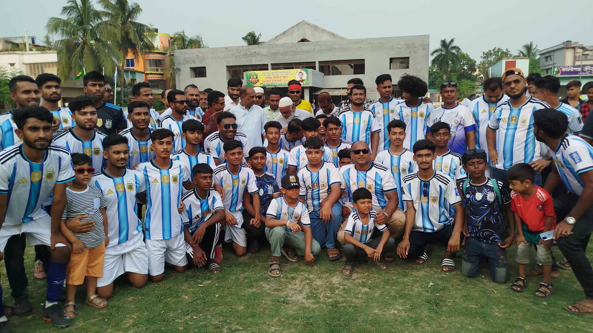 কালীগঞ্জে আর্জেন্টিনা-ব্রাজিল সমর্থকদের ফুটবল ম্যাচ গোলশূন্য ড্র