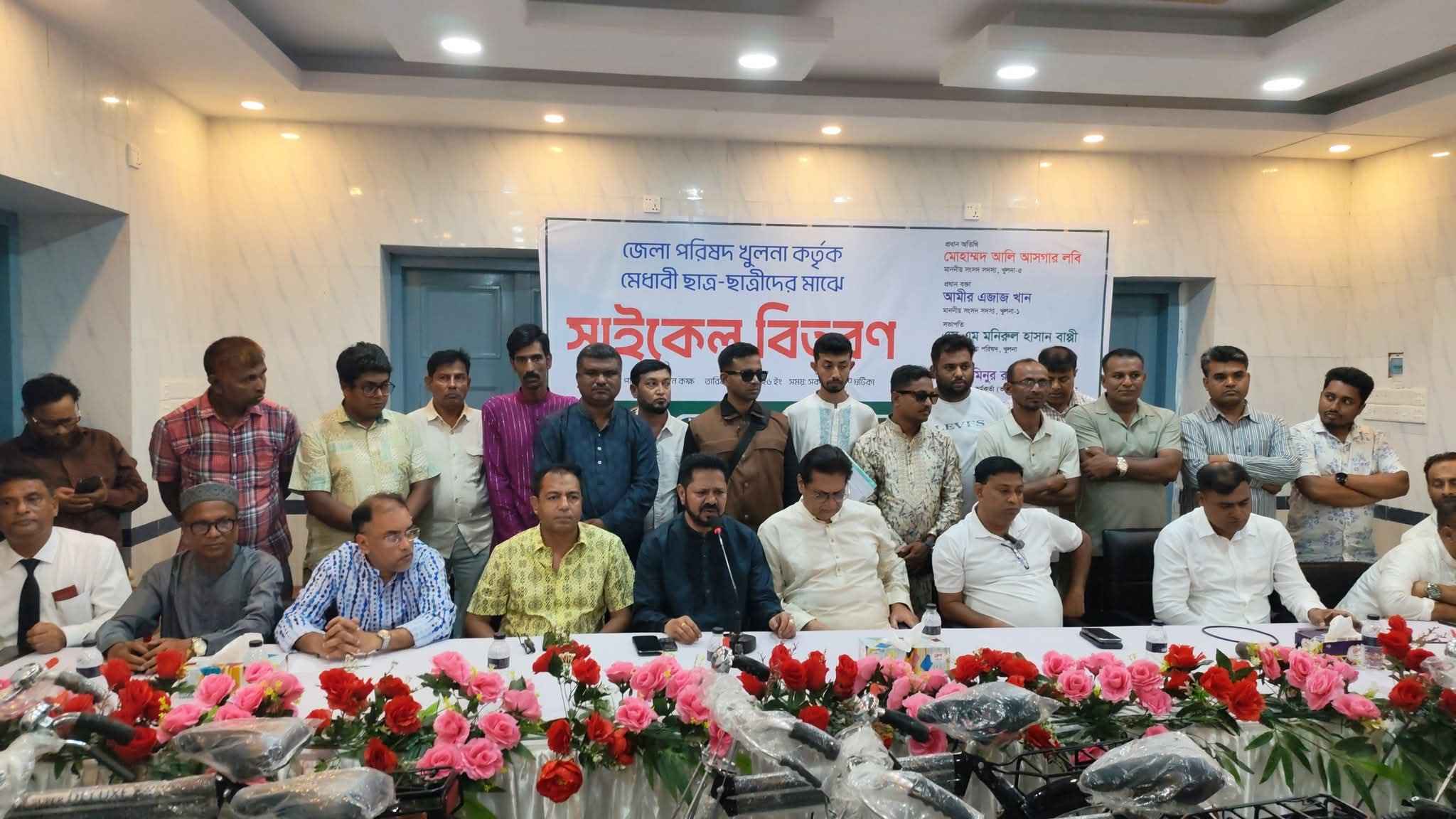 খুলনায় মেধাবী শিক্ষার্থীদের মাঝে সাইকেল বিতরণ