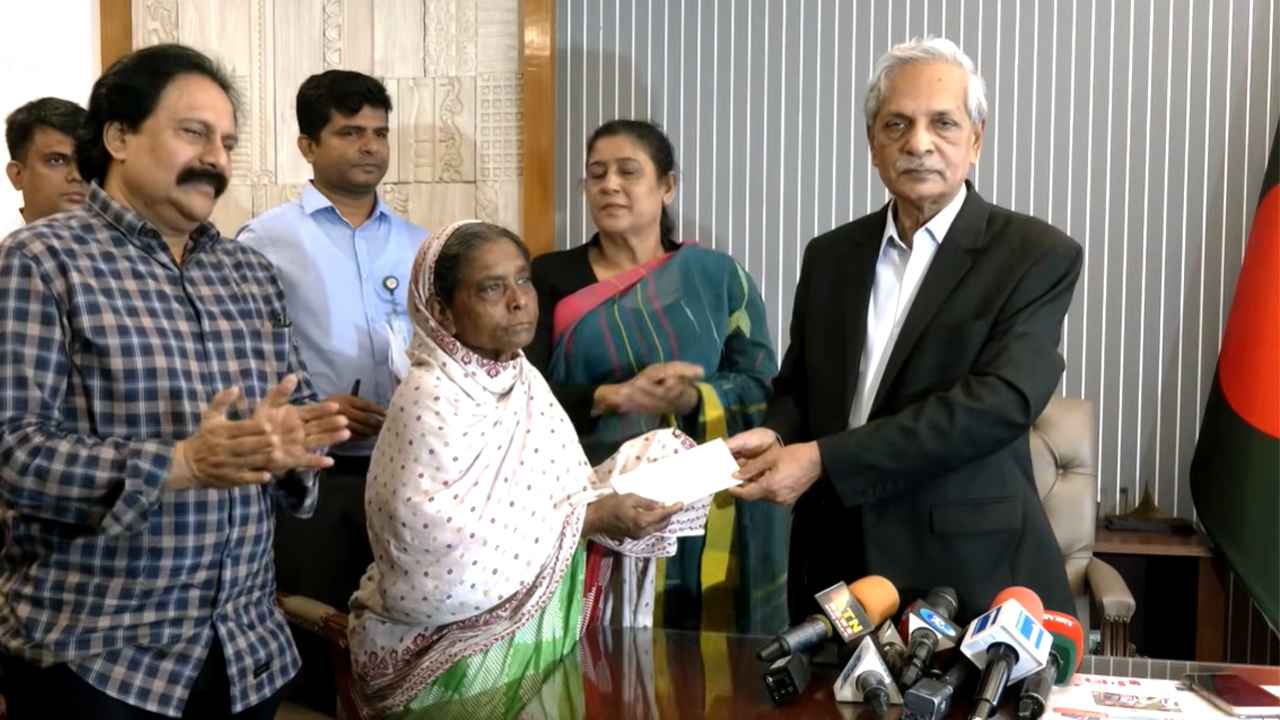 ভাইরাল লায়লা বাউলকে সংস্কৃতি মন্ত্রণালয়ের আর্থিক সহায়তা