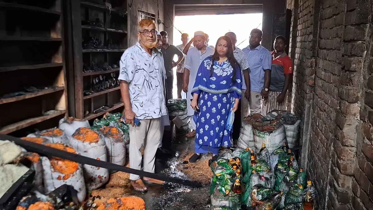 মাদারীপুরে আগুনে টিসিবি’র গোডাউন পুড়ে ছাই