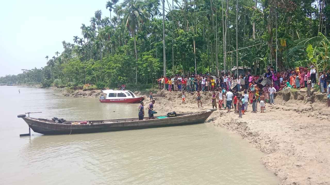 লঞ্চের ছাদ থেকে নদীতে পড়ে কিশোর নিখোঁজ, চলাচল সাময়িক স্থগিত