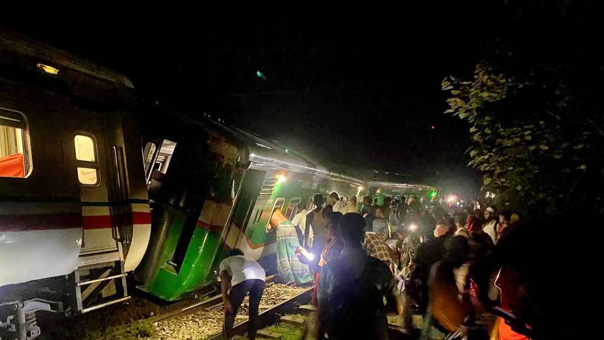 ৭ ঘণ্টা পরও স্বাভাবিক হয়নি ময়মনসিংহ-চট্টগ্রাম রুটে ট্রেন চলাচল