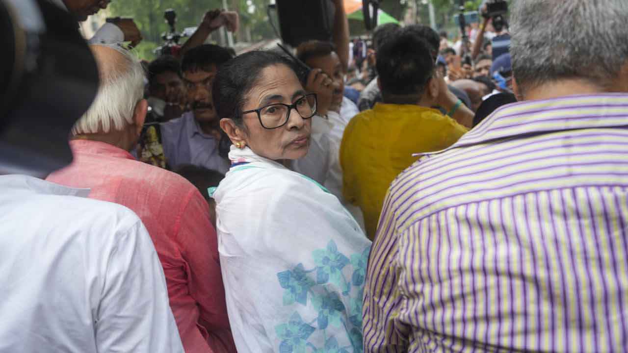 আরও নিঃসঙ্গ মমতা, পাশে মাত্র ৮ জন বিধায়ক