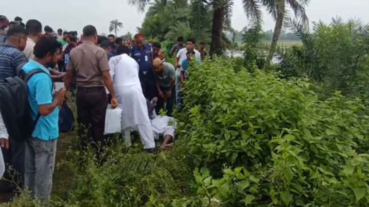 নওগাঁয় রেললাইনের পাশে পড়েছিল শিক্ষকের মরদেহ