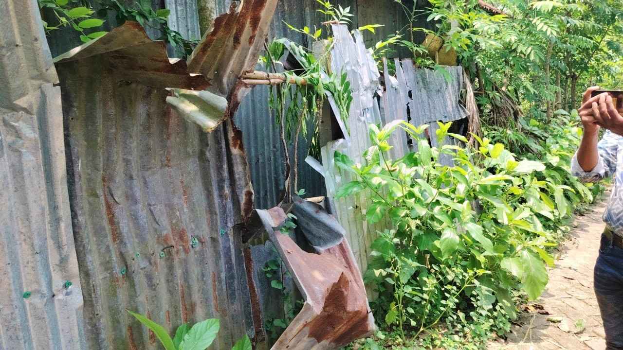 নড়াইলে প্রতিবেশীর জমি দখলের চেষ্টা, হামলা-চাঁদা দাবির অভিযোগ