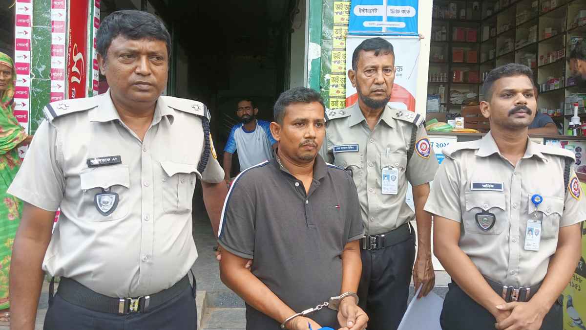 নড়াইলে দোকানে দই কিনতে গিয়ে ইয়াবাসহ যুবক আটক