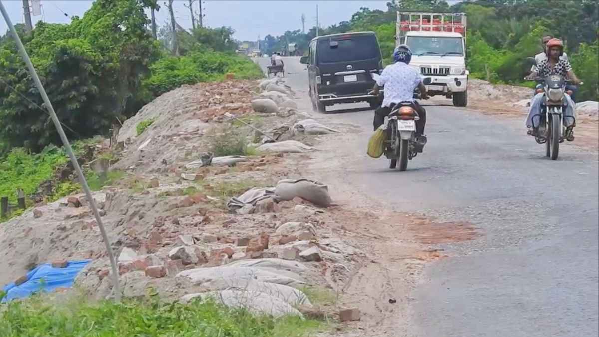 নড়াইল-বেনাপোল মহাসড়ক: সরু রাস্তায় বাড়ছে দুর্ঘটনা, ভোগান্তি