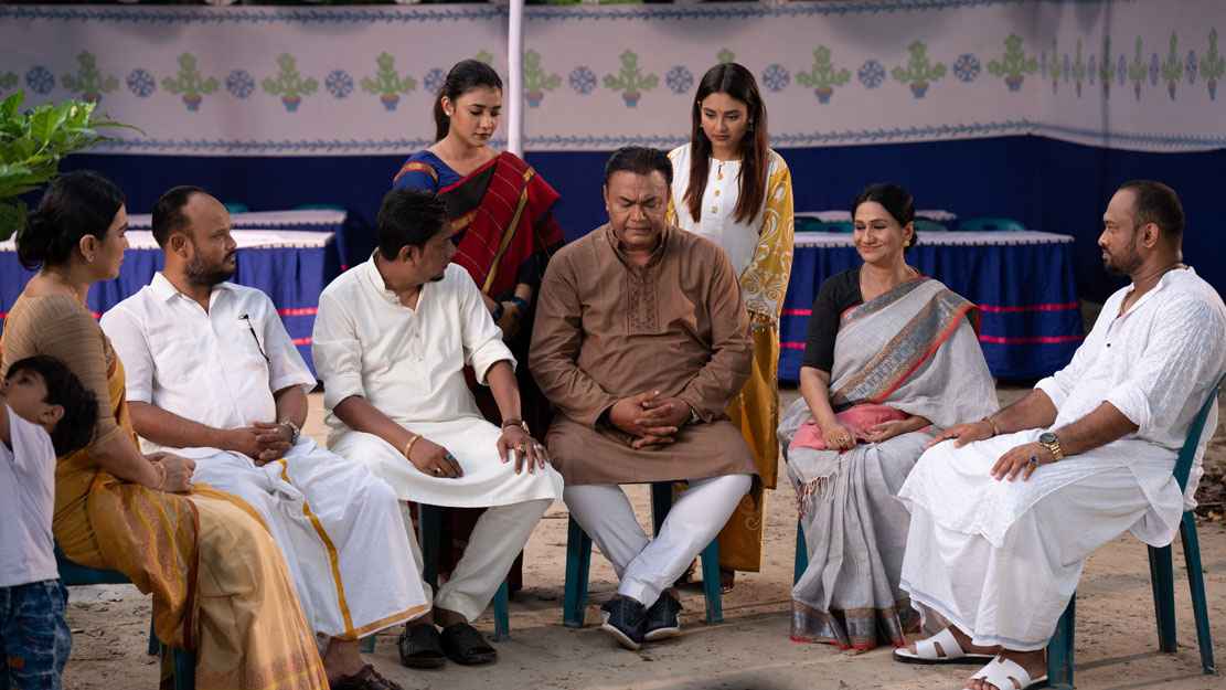 ছেলেটি জানতে পারে তার মা বেঁচে আছে, বাবা এতদিন মিথ্যা বলেছে