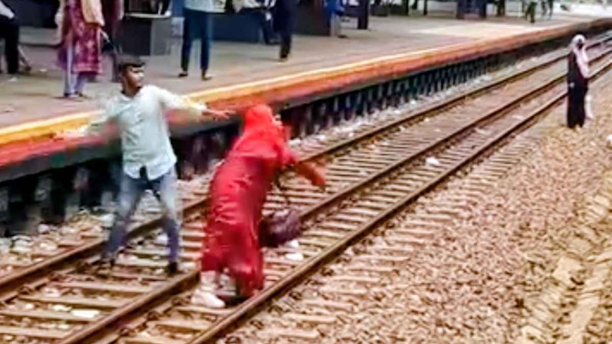 ট্রেনে উঠতে না পেরে ক্ষুব্ধ হয়ে ট্রেনে পাথর নিক্ষেপ, যুবক গ্রেফতার