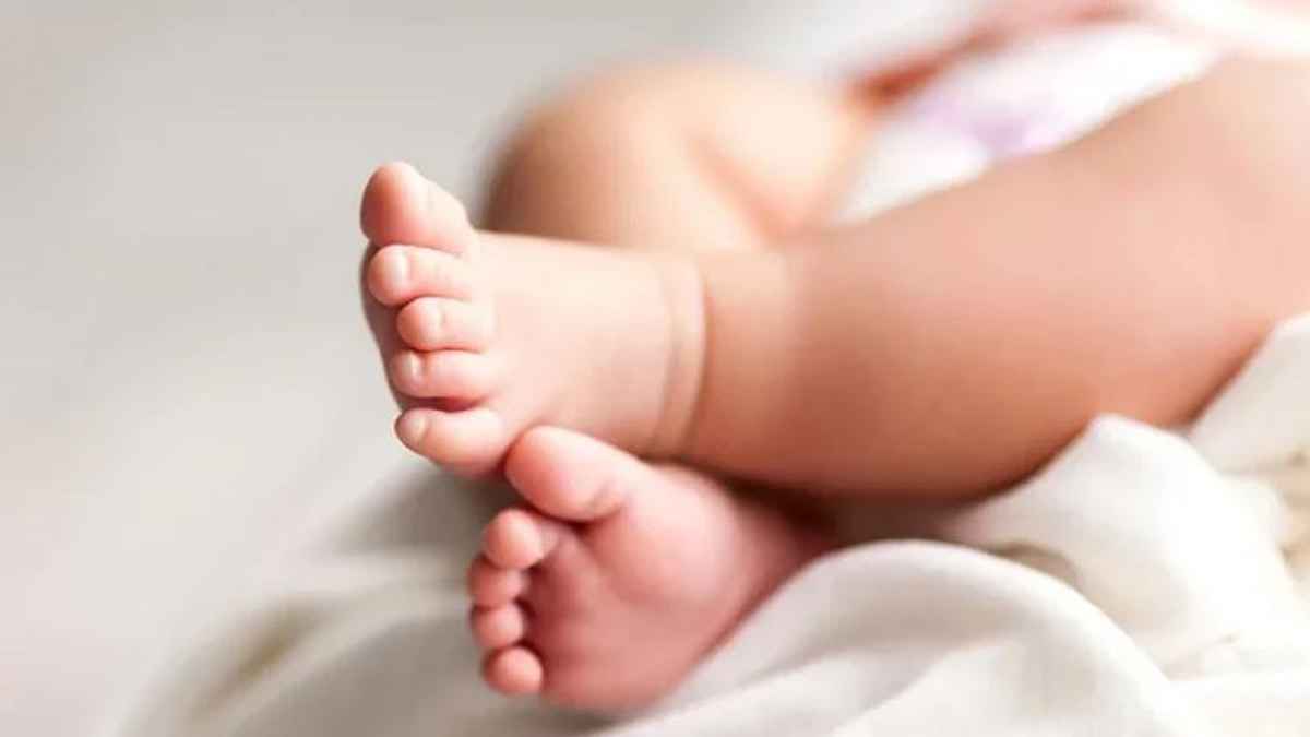 ঘরের দরজার সামনে পড়ে ছিল পলিথিনে মোড়ানো নবজাতক