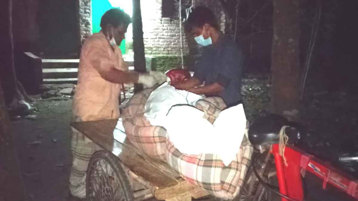 নিখোঁজের ২ দিন পর ঘরের মেঝে খুঁড়ে মিলল মায়ের লাশ, ছেলে পলাতক