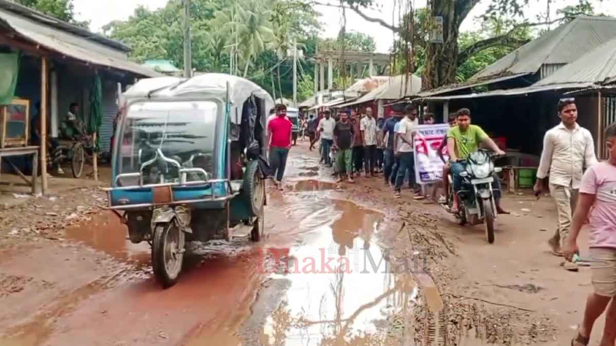 সড়কের ৬ মাসের কাজ ঝুলে আছে ৩ বছর, ভোগান্তি চরমে