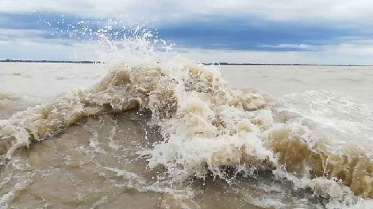 উত্তাল পদ্মা: দৌলতদিয়া-পাটুরিয়ায় ফেরি চলাচল বন্ধ