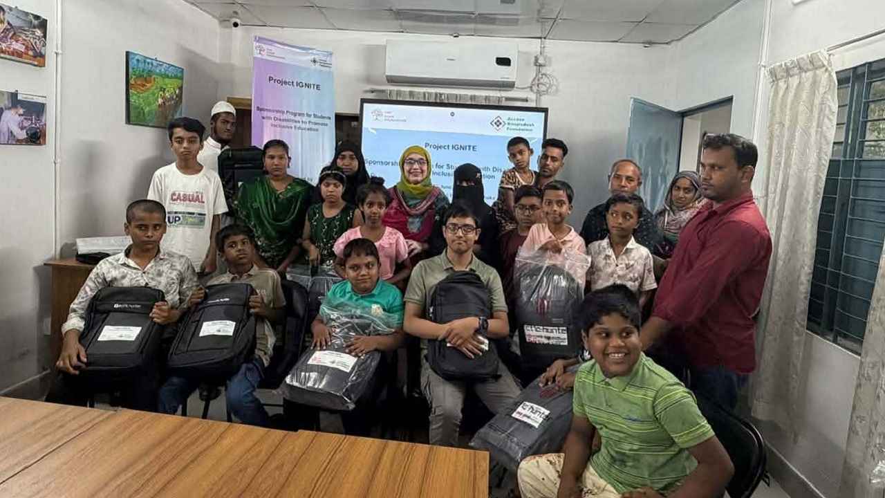 অ্যাকসেস বাংলাদেশের শিক্ষা উপকরণ পেল প্রতিবন্ধী শিক্ষার্থীরা