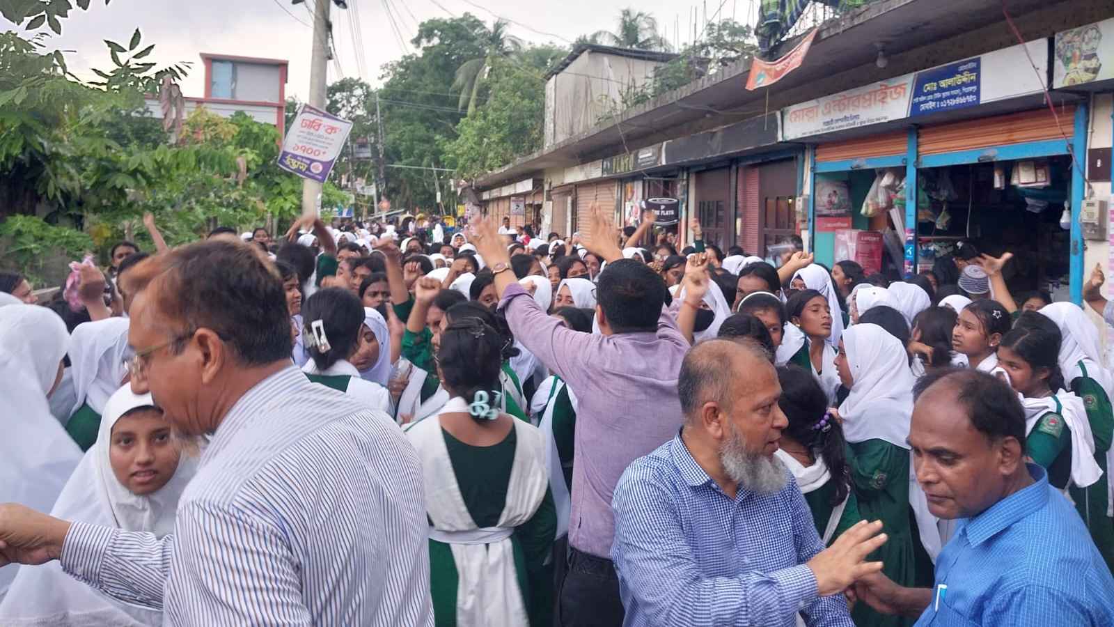 পিরোজপুরে ছাত্রীকে শ্লীলতাহানির অভিযোগে শিক্ষকের বিরুদ্ধে বিক্ষোভ