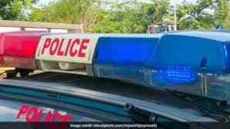 পুলিশের সামনে মেয়েকে হত্যা করলো বাবা-মা