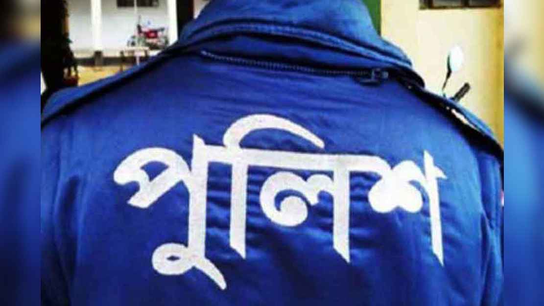 তদন্তে আসা পুলিশ সদস্যকে কুপিয়ে জখম
