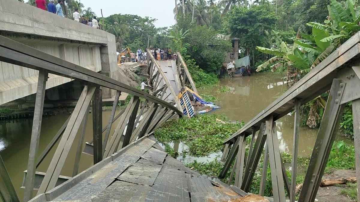 পিরোজপুরে বেইলি সেতু ভেঙে আলুবোঝাই ট্রাক খালে
