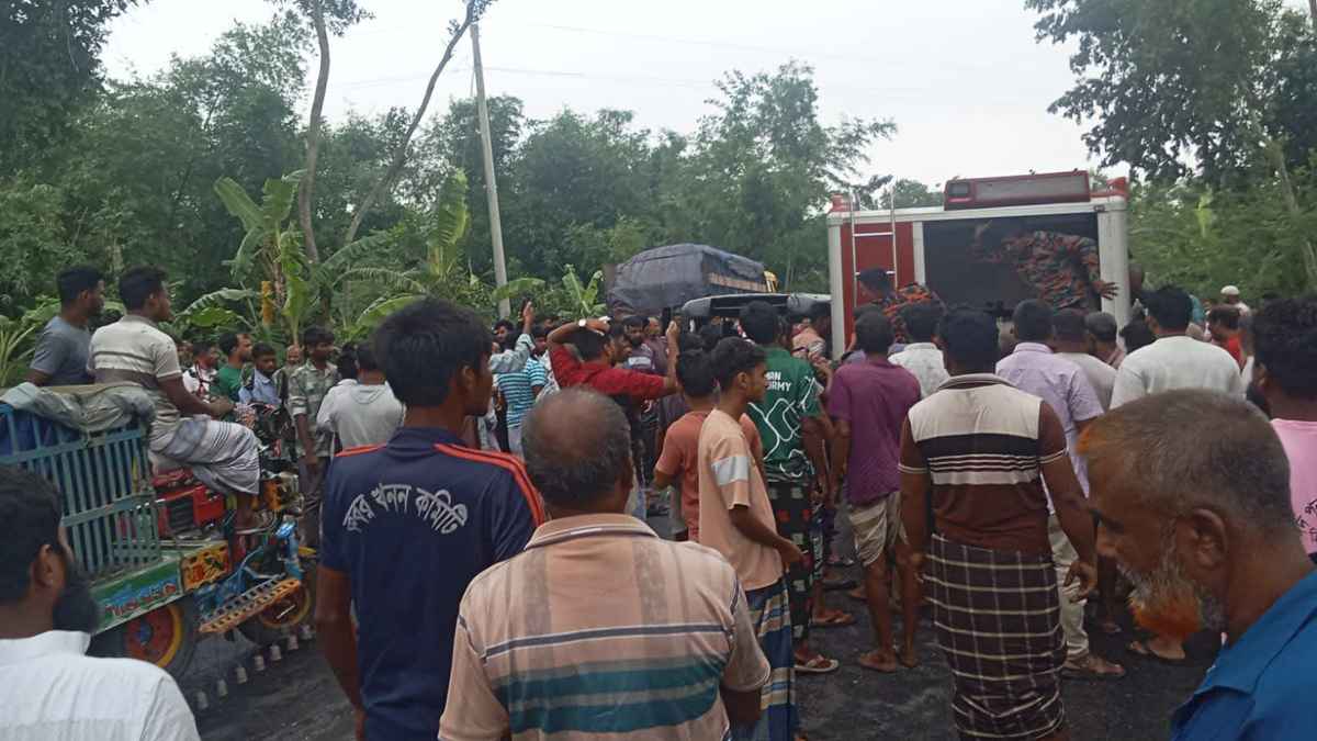 রাজশাহীতে ট্রাক-মাহিন্দ্রার মুখোমুখি সংঘর্ষে নিহত ২