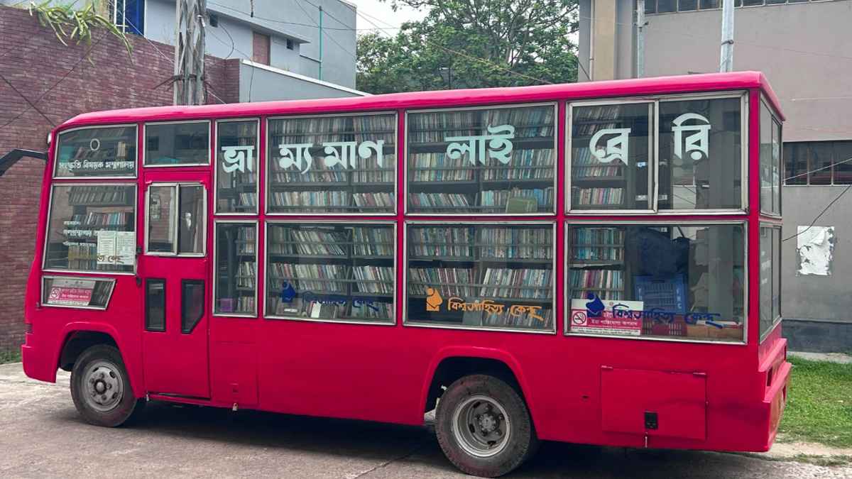 রাজশাহীতে ভ্রাম্যমাণ পাঠাগার থেকে শেখ মুজিব-হাসিনা সম্পর্কিত বই জব্দ