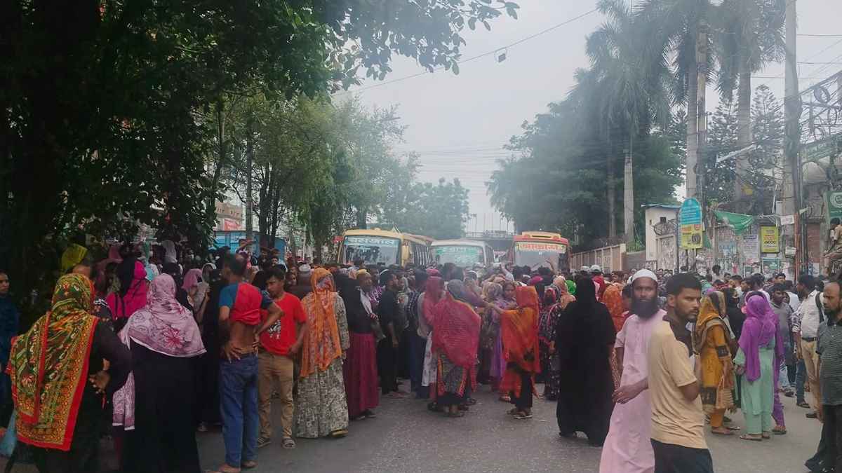 চাকরিচ্যুতির প্রতিবাদে রামপুরায় সড়ক অবরোধ, যানজটে ভোগান্তি
