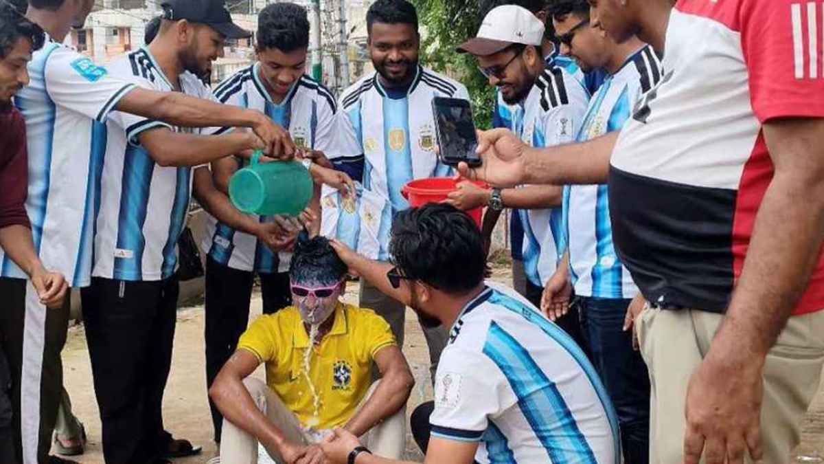 ৭ লিটার দুধ দিয়ে গোসল করে আর্জেন্টিনায় যোগ দিলেন ব্রাজিল সমর্থক