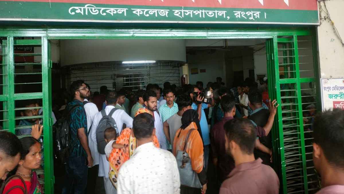 মরদেহ আটকে চিকিৎসকদের বিক্ষোভ, লাশের দাবিতে স্বজনদের মহাসড়ক অবরোধ