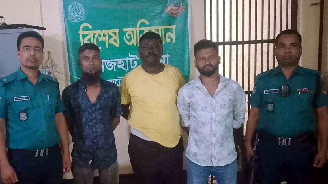 রংপুরে টিকিট কালোবাজারির ৩ জন হাতেনাতে গ্রেফতার