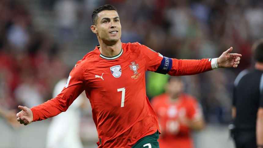 মেসির মতো কি জ্বলে উঠতে পারবেন রোনালদো!