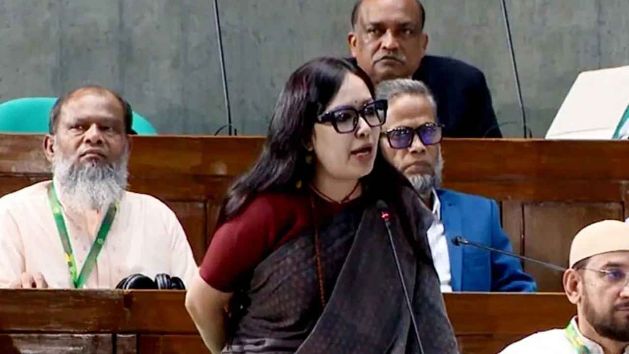 ৩২ হাজার টাকা আয় করলে কি মধ্যবিত্ত বলা যায়, প্রশ্ন রুমিন ফারহানার