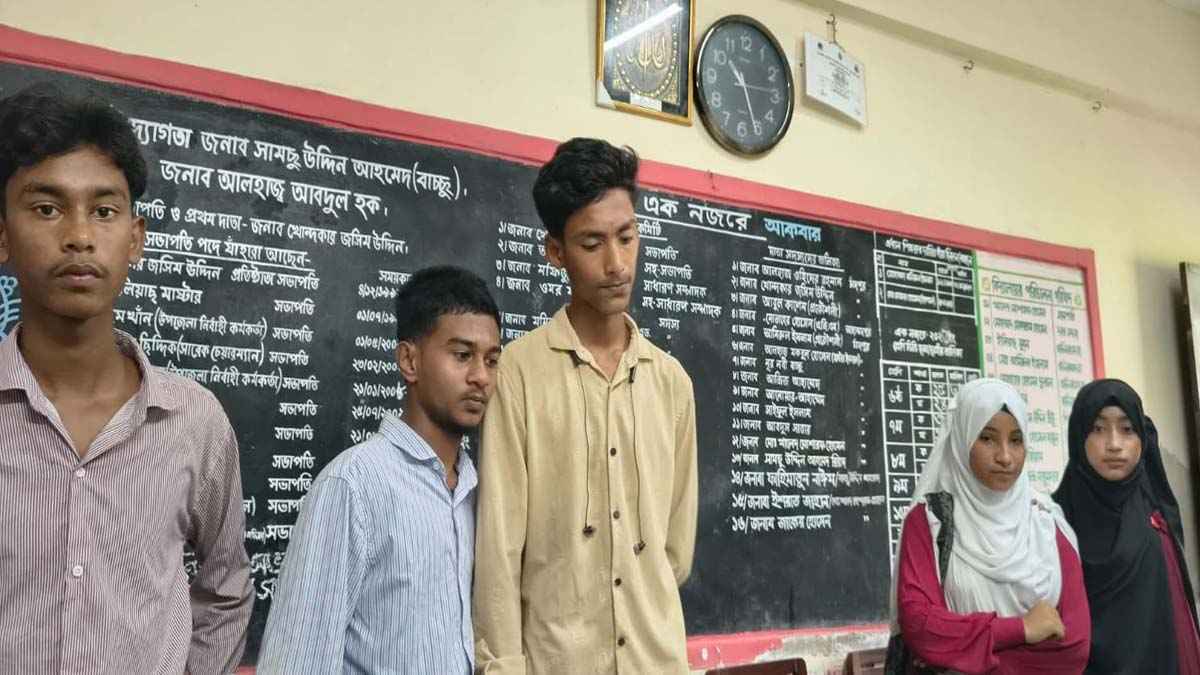 প্রেমের প্রস্তাব দেওয়ায় ৩ কিশোর থানায়, দুই ছাত্রী বহিষ্কার