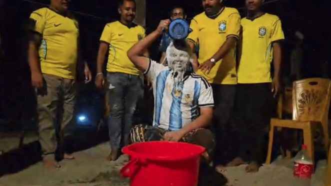 দুধ দিয়ে গোসল করে ব্রাজিলে যোগ দিলেন আর্জেন্টিনা সমর্থক