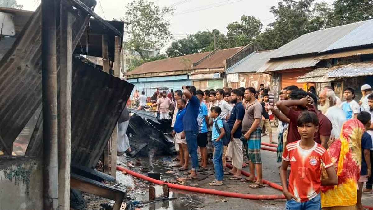 সিরাজগঞ্জে আগুনে ৭ দোকান পুড়ে ছাই