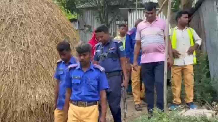 সিরাজগঞ্জে আধিপত্য বিস্তার নিয়ে দুই গ্রুপের সংঘর্ষ, বাড়িঘর ভাঙচুর